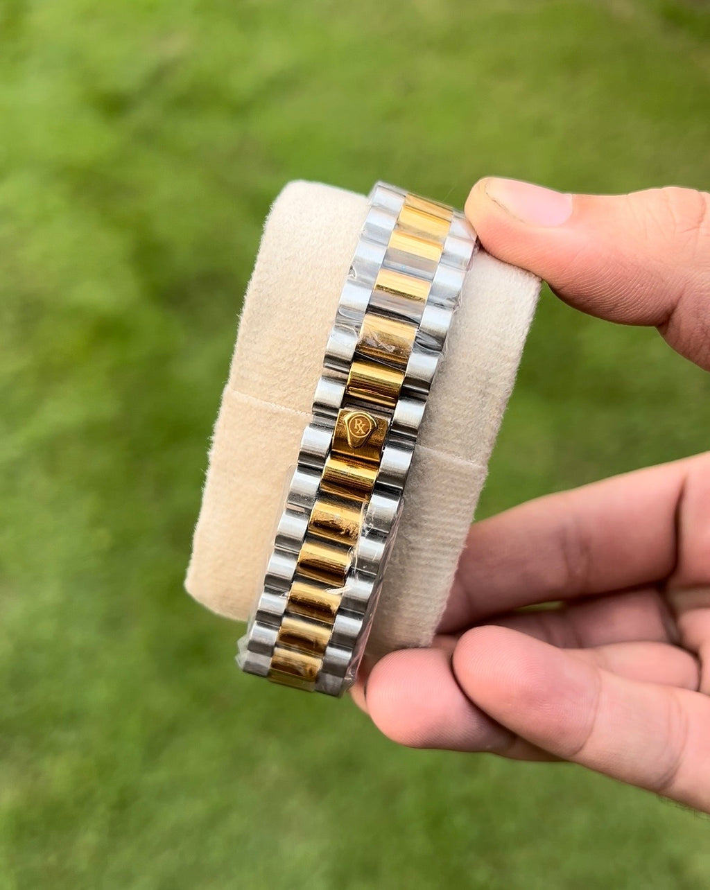 Date Adjustment | Two Tune Black